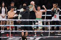 井岡一翔（左）を下し初防衛に成功した井上拓真（撮影・佐々木彰尚）