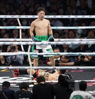 ３回、井岡一翔からダウンを奪う井上拓真（奥）＝撮影・石井剣太郎