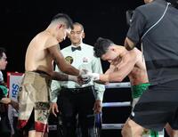 試合後、握手を交わす井岡一翔（左）と井上拓真（撮影・西岡正）