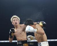 ５回、中谷潤人（右）にパンチを出す井上尚弥（撮影・西岡正）