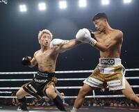 １回、パンチを出し合う井上尚弥（左）と中谷潤人（撮影・西岡正）