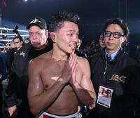 井上尚弥に判定負けし、手を合わせながら引き揚げる中谷潤人