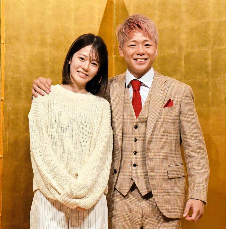 　引退会見に飛び入り参加した妻・川口葵（左）とツーショット撮影に応じた武尊