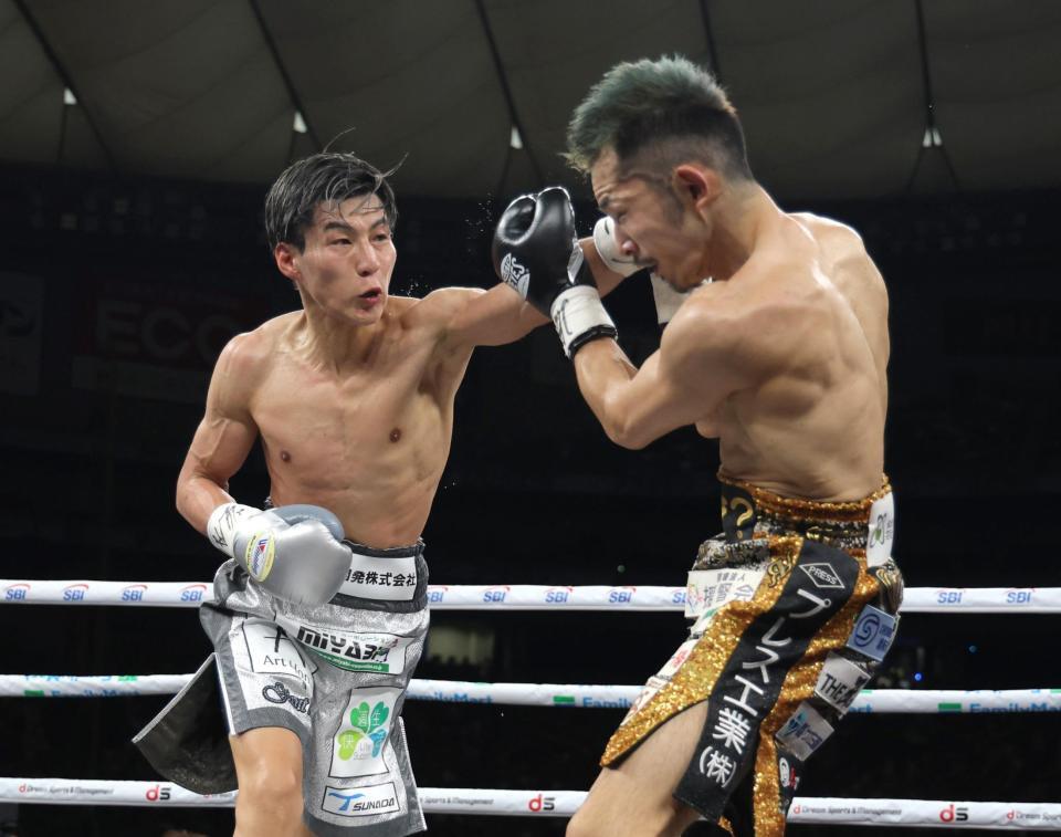 ７回、下町俊貴（左）が阿部麗也にパンチを出す（撮影・西岡正）