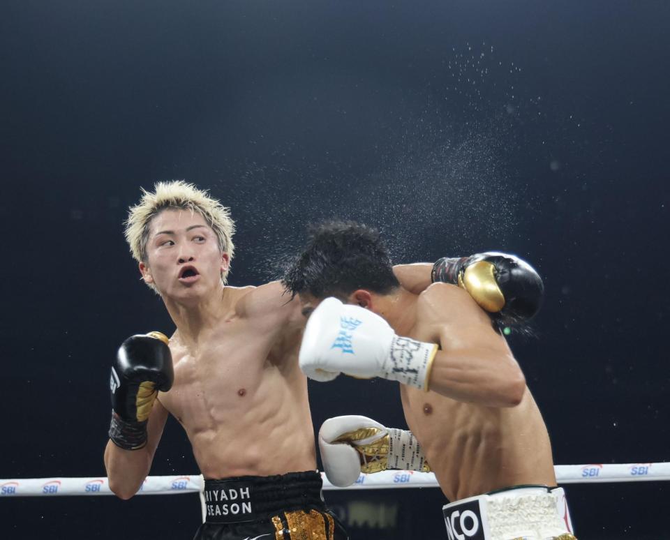 ５回、中谷潤人（右）にパンチを出す井上尚弥（撮影・西岡正）