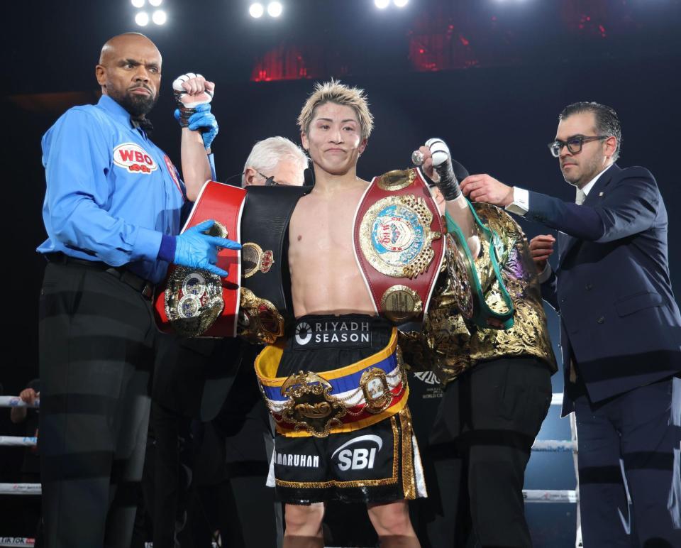 チャンピオンベルトを巻いてポーズを決める井上尚弥（撮影・西岡正）