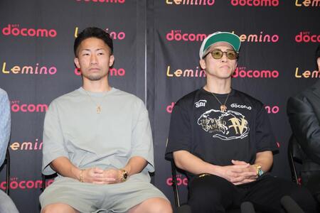 会見する井上尚弥（右）と井上拓真（撮影・石井剣太郎）