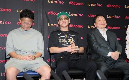 会見で笑顔を見せる（左から）井上拓真、井上尚弥、大橋秀行会長（撮影・石井剣太郎）