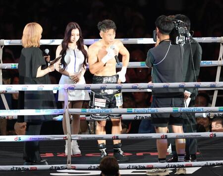 試合後、ファンにあいさつをする武居由樹（撮影・佐々木彰尚）