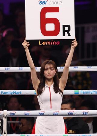 ラウンドガールを務める細川愛倫（撮影・佐々木彰尚）