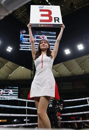 ラウンドガールを務める細川愛倫（撮影・西岡正）