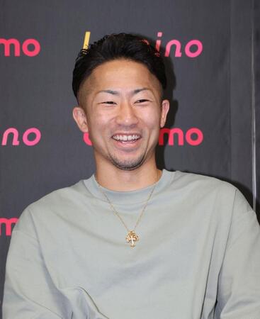 笑顔を見せる井上拓真（撮影・石井剣太郎）