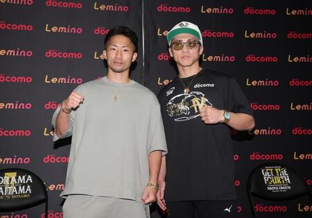 ポーズをとる井上尚弥（右）と井上拓真（撮影・石井剣太郎）
