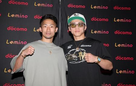 肩を組みポーズをとる井上尚弥（右）と井上拓真（撮影・石井剣太郎）