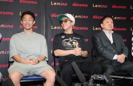 会見で笑顔を見せる（左から）井上拓真、井上尚弥、大橋秀行会長（撮影・石井剣太郎）
