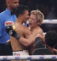 試合後、抱き合う中谷潤人と井上尚弥（撮影・佐々木彰尚）