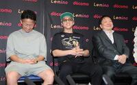 会見で笑顔を見せる（左から）井上拓真、井上尚弥、大橋秀行会長（撮影・石井剣太郎）