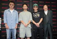 会見を終え、撮影に応じる（左から）真吾トレーナー、井上拓真、井上尚弥、大橋秀行会長（撮影・石井剣太郎）
