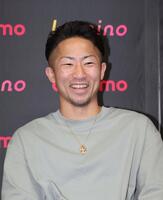 笑顔を見せる井上拓真（撮影・石井剣太郎）