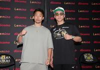 ポーズをとる井上尚弥（右）と井上拓真（撮影・石井剣太郎）