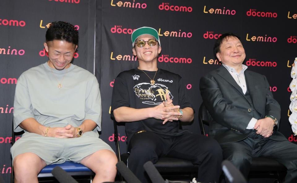 会見で笑顔を見せる（左から）井上拓真、井上尚弥、大橋秀行会長（撮影・石井剣太郎）