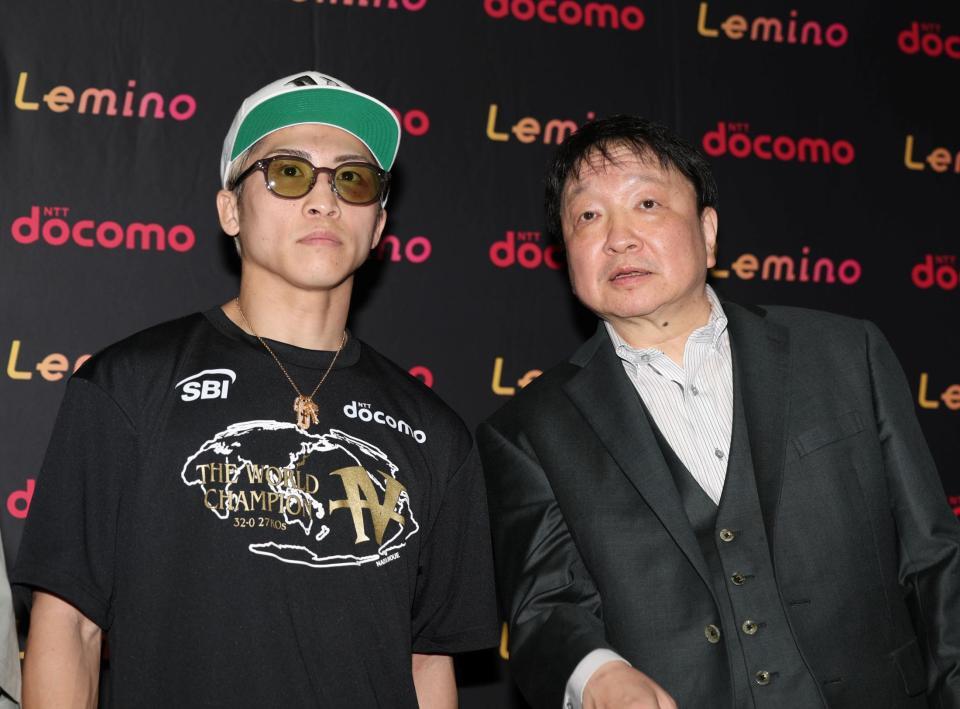 会見に臨む井上尚弥（左）と大橋秀行会長（撮影・石井剣太郎）