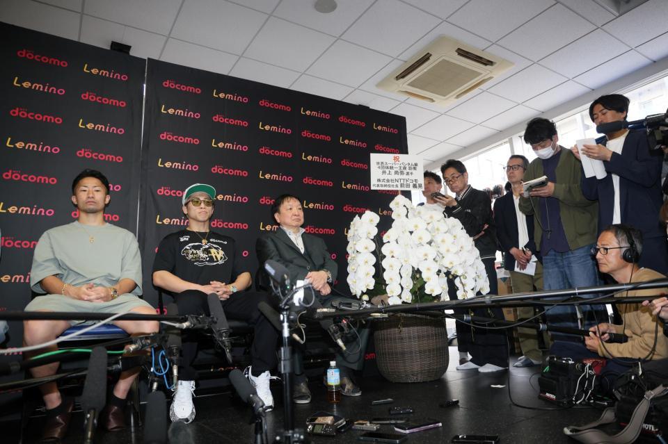 会見する（左から）井上拓真、井上尚弥、大橋秀行会長（撮影・石井剣太郎）