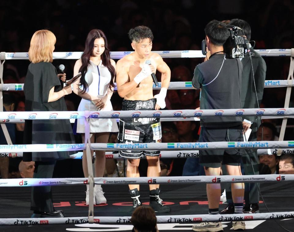 試合後、ファンにあいさつをする武居由樹（撮影・佐々木彰尚）
