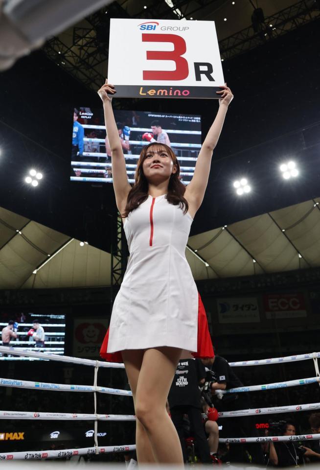 ラウンドガールを務める細川愛倫（撮影・西岡正）