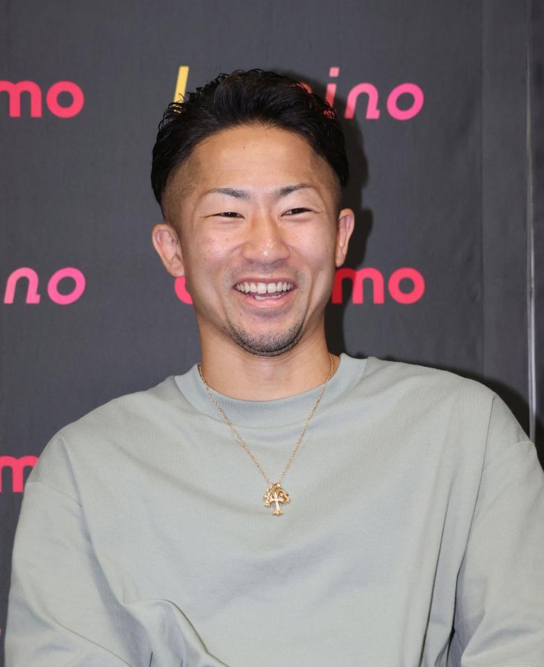 笑顔を見せる井上拓真（撮影・石井剣太郎）