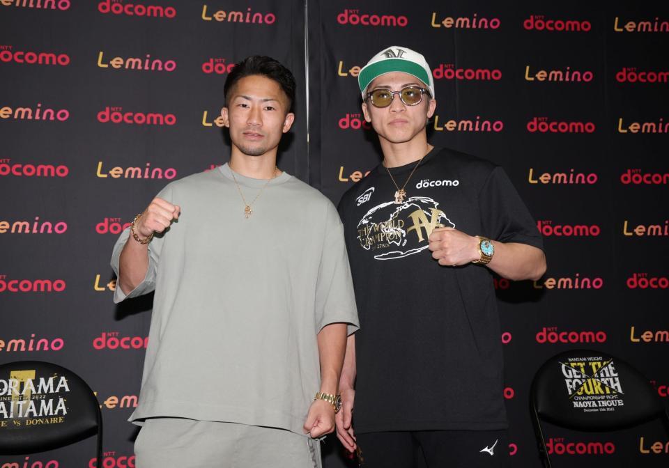 ポーズをとる井上尚弥（右）と井上拓真（撮影・石井剣太郎）