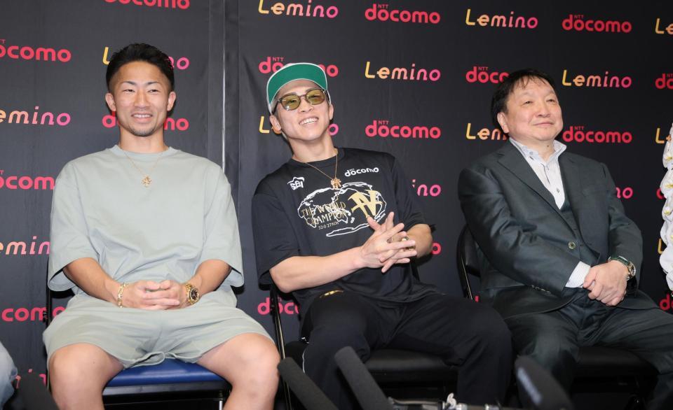 会見で笑顔を見せる（左から）井上拓真、井上尚弥、大橋秀行会長（撮影・石井剣太郎）