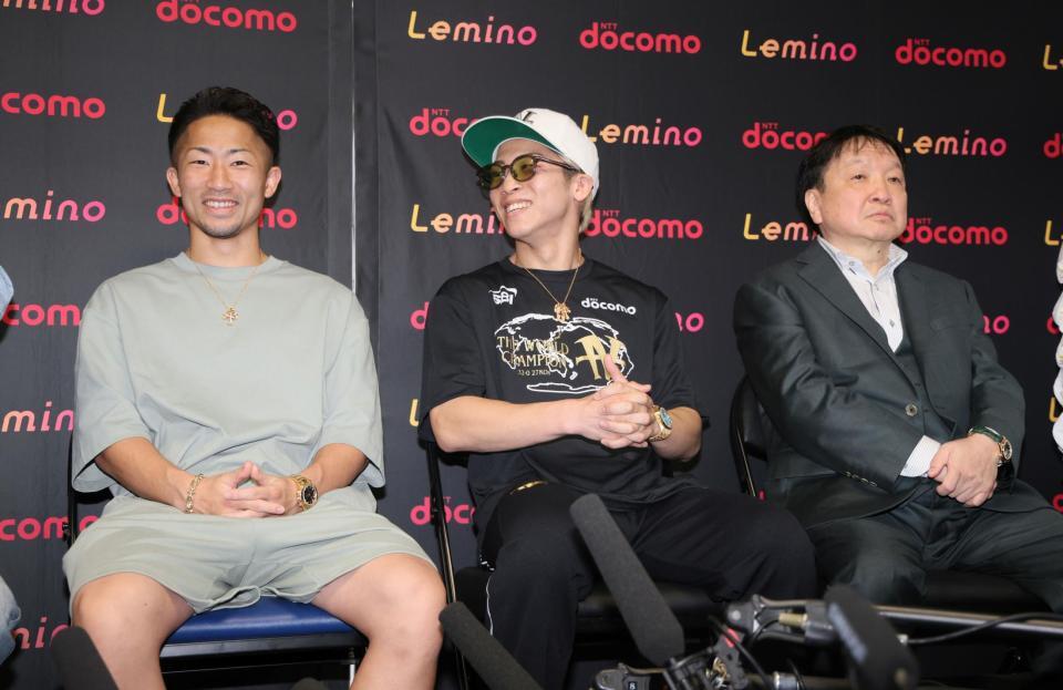 会見で笑顔を見せる（左から）井上拓真、井上尚弥、大橋秀行会長（撮影・石井剣太郎）