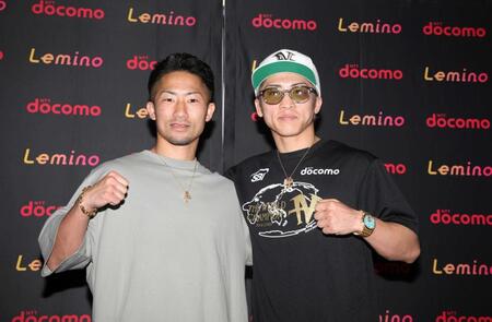 肩を組みポーズをとる井上尚弥（右）と井上拓真（撮影・石井剣太郎）