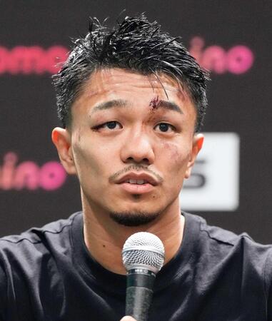 　試合後に会見する中谷＝２日