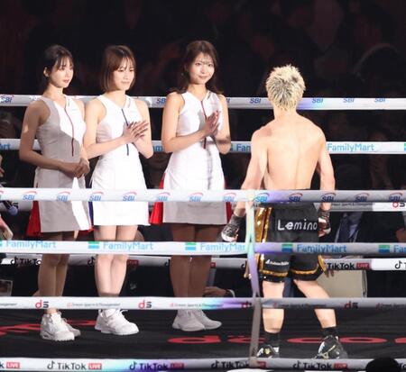 井上尚弥対中谷潤の試合のラウンドガールを務めた、あらた唯（左端）