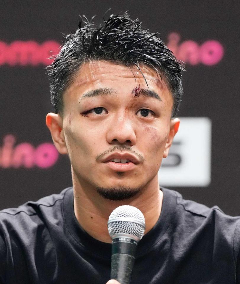 　試合後に会見する中谷＝２日