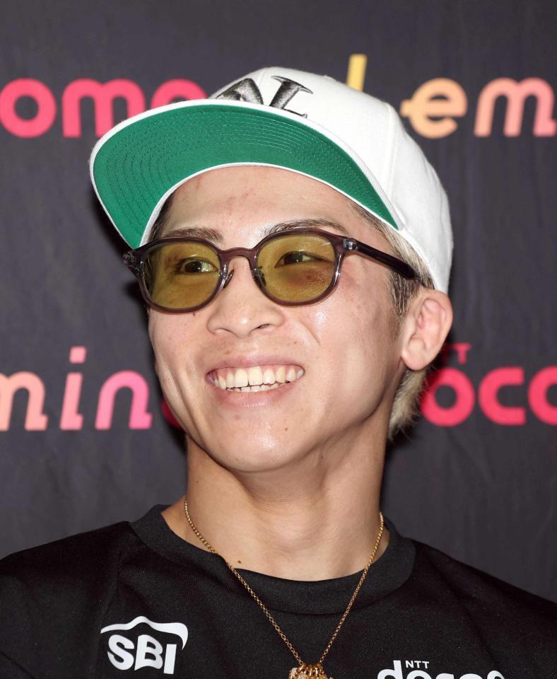 会見で笑顔を見せる井上尚弥（撮影・石井剣太郎）