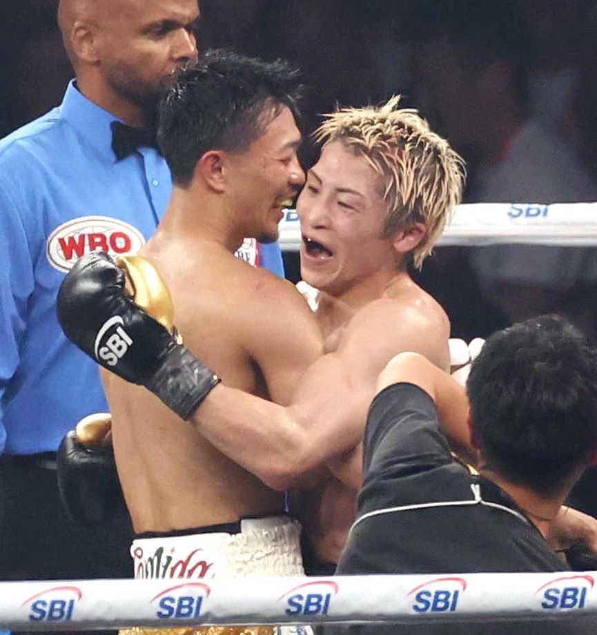 激闘を終え、中谷潤人（左）と抱き合う井上尚弥＝２日