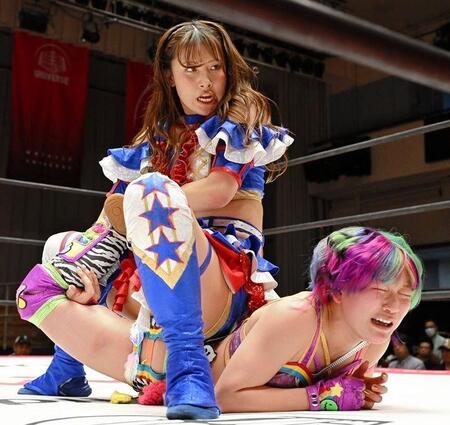 遠藤有栖を攻める荒井優希（東京女子プロレス提供）