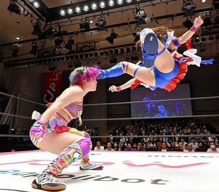 遠藤有栖を攻める荒井優希（東京女子プロレス提供）