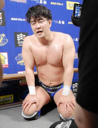 バックステージで悔しがる青柳優馬