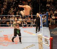 ザイオンにポストからミサイルキックを放つ青柳優馬