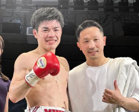 再起戦で完全復活の４回ＴＫＯ勝利を飾り、涙を浮かべる中野幹士（左）と粟生隆寛トレーナー