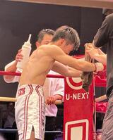 再起戦で４回ＴＫＯ勝利を飾り、涙を浮かべる中野幹士