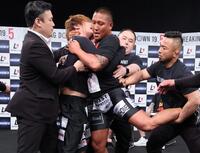 もみ合う舞杞維沙耶（左）とサカキマキオ（撮影・金田祐二）