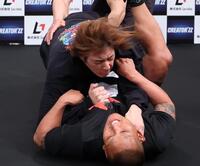 もみ合う舞杞維沙耶（上）とサカキマキオ（撮影・金田祐二）