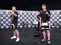 ポーズをきめるしょーたとＫＫ我流（左）＝撮影・金田祐二