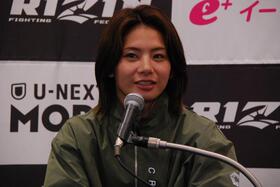 試合前インタビューで意気込みを語るケイト・ロータス