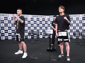 ポーズをきめるしょーたとＫＫ我流（左）＝撮影・金田祐二